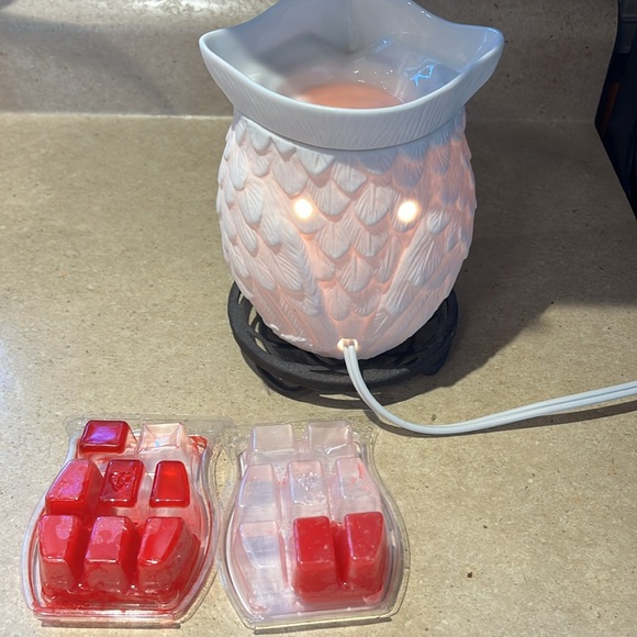 scentsy white owl warmer with two scents. - Picture 2 of 4